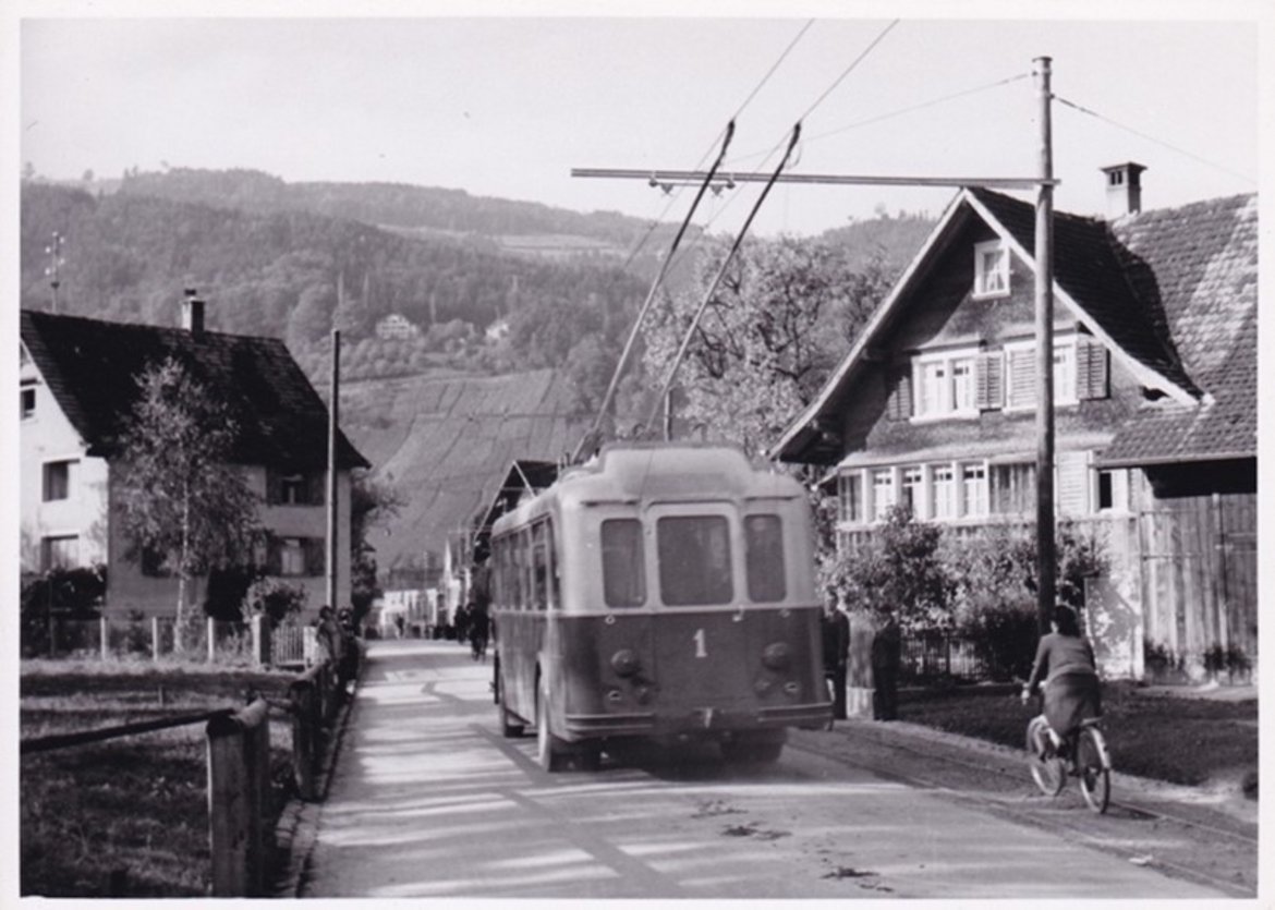 1940: Trolley überholt die Fahrradfahrerin